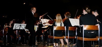 Das Orchester des St. Raphael-Gymnasiums, Ltg. Peer Hübel